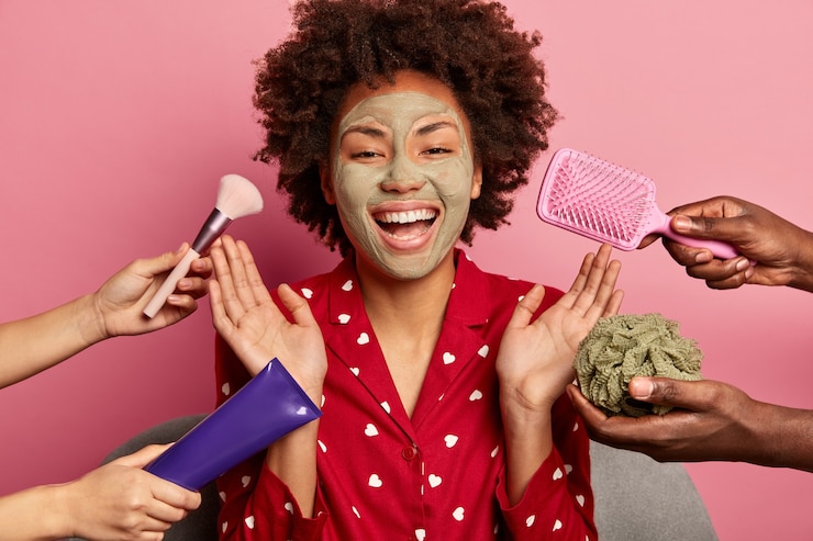 Kostenlose Foto junge frau genießt beauty spa zu hause im bademantel