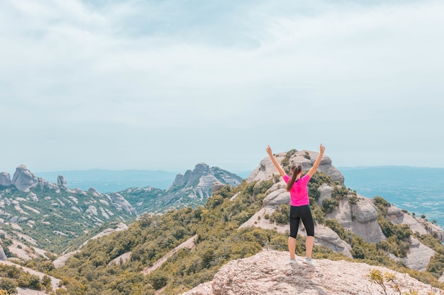 Junge Frau genießt die schöne Berglandschaft in Katalonien, Spanien