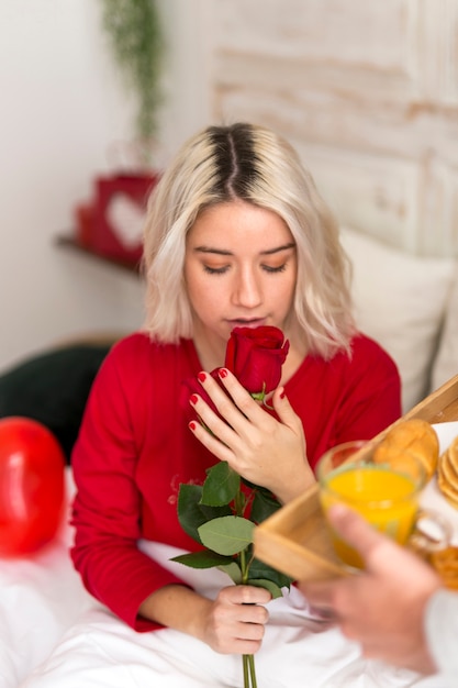 Junge Frau, halten rote Rosen in ihrem Arm