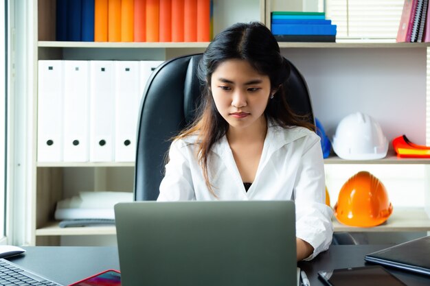 Junge Frau hat Problem beim Erledigen der Arbeit im Büro