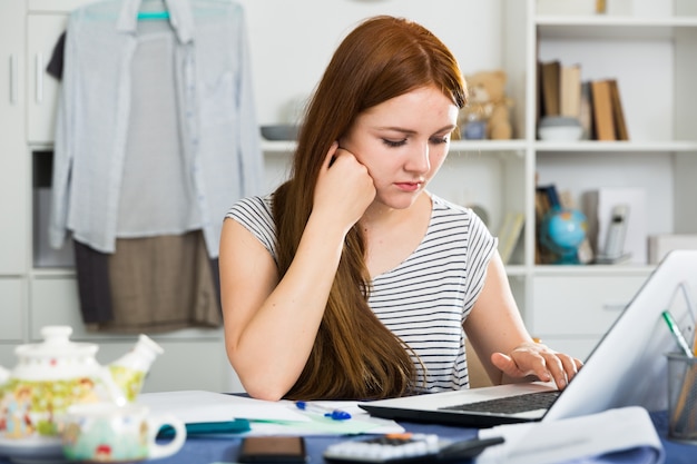 Junge Frau hat Probleme mit Projekt für Arbeit