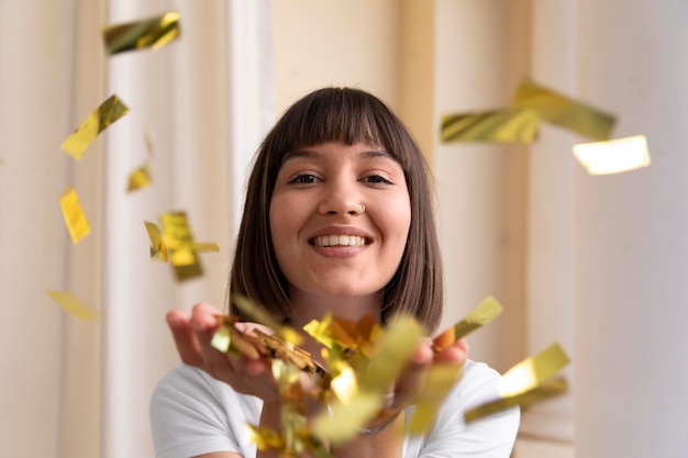 Kostenloses Foto junge frau hat spaß auf einer party