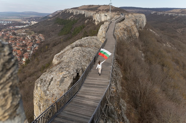Junge Frau im Freien mit der bulgarischen Flagge