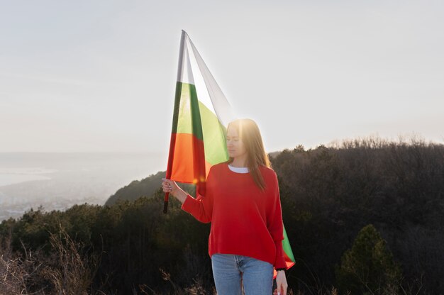 Junge Frau im Freien mit der bulgarischen Flagge
