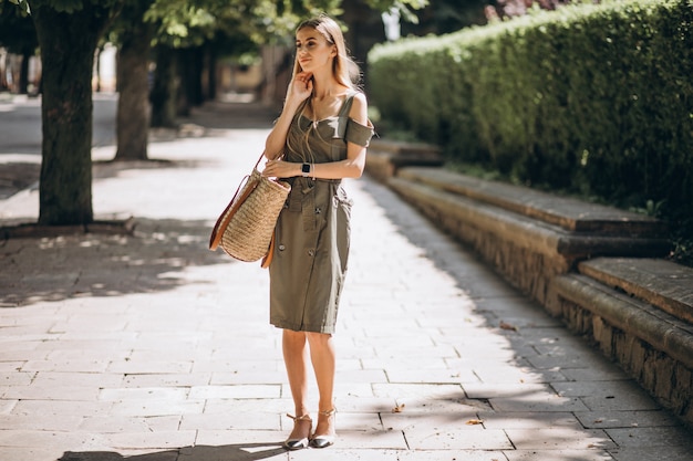 Junge Frau im grünen Kleid draußen im Park