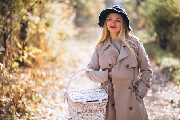 Junge Frau im Hut in einem Herbstpark