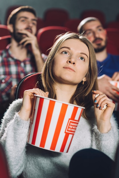 Kostenloses Foto junge frau im kino