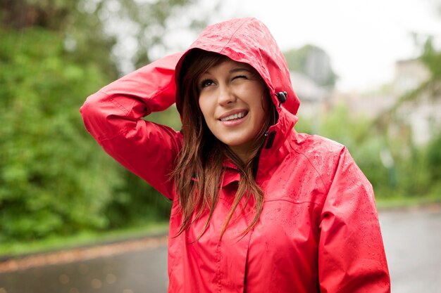 Junge Frau im Regenmantel