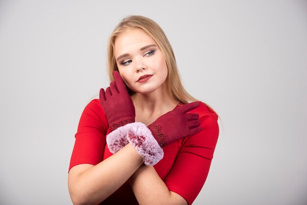 Junge Frau im roten Kleid, das irgendwo anschaut.