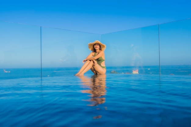 Kostenloses Foto junge frau im schwimmbad