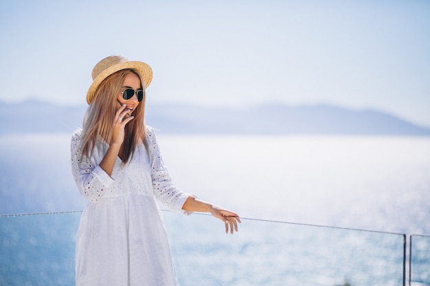 Junge Frau im Urlaub mit Telefon