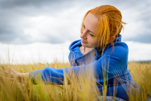 Junge Frau im Weizenfeld