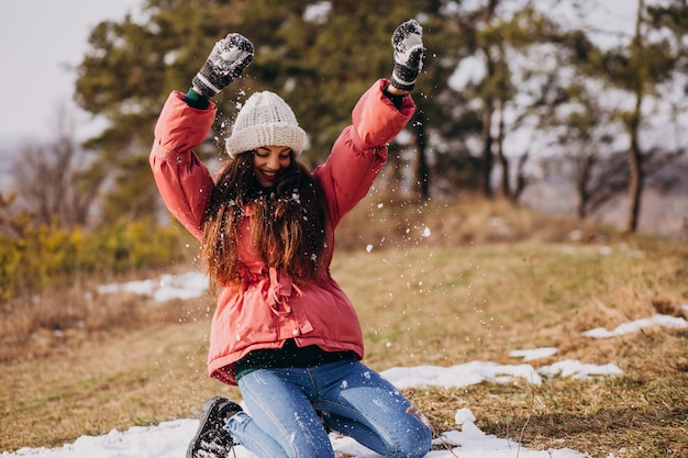 Junge Frau im Winterpark glücklich