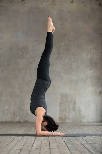 Kostenloses Foto junge frau in der handstandübung