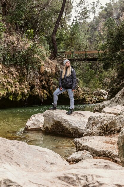 Junge Frau in der Natur am Fluss