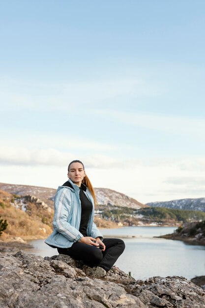 Junge Frau in der Natur