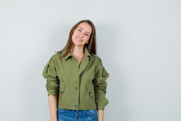 Junge Frau in Jacke, Shorts und attraktiv aussehend. Vorderansicht.