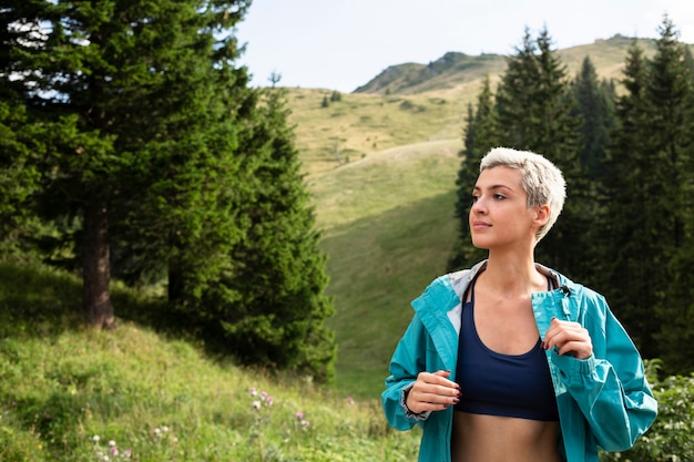 Junge Frau in Sportbekleidung draußen