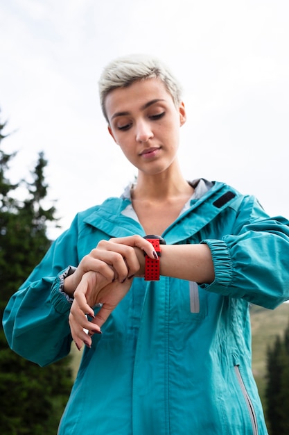 Kostenloses Foto junge frau in sportbekleidung in der natur