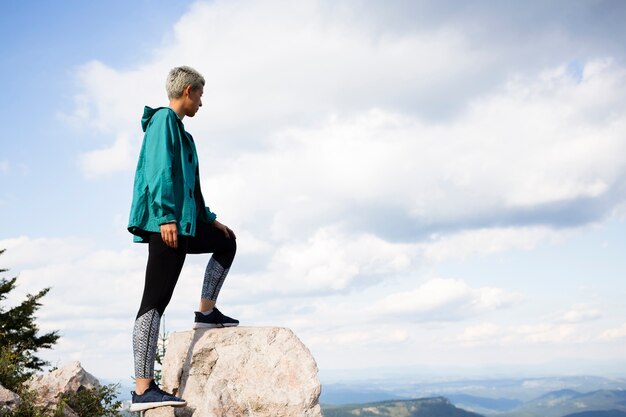 Junge Frau in Sportbekleidung in der Natur