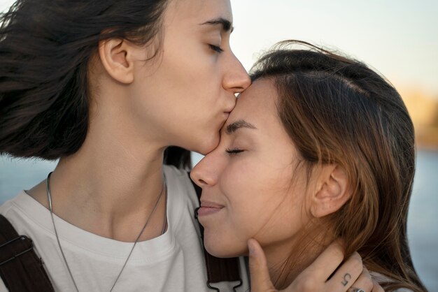 Junge Frau küsst ihre Freundin