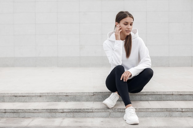 junge Frau macht Fitness im Freien