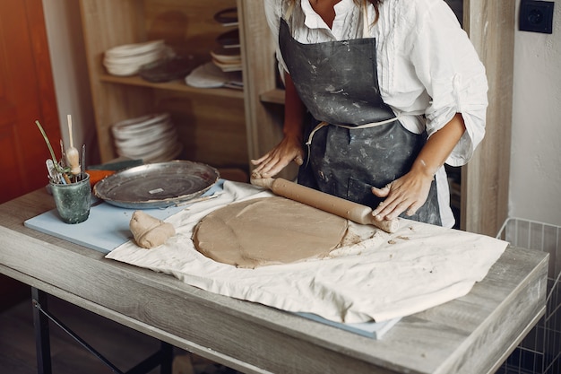 Junge frau macht keramik in der werkstatt