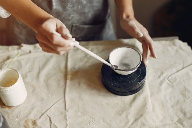 Junge Frau macht Keramik in der Werkstatt