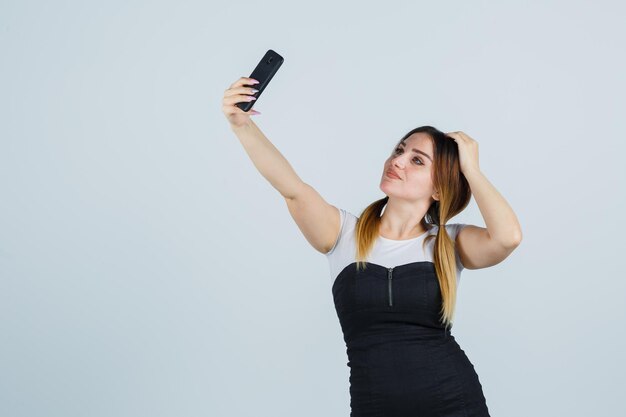 Junge Frau macht Selfie