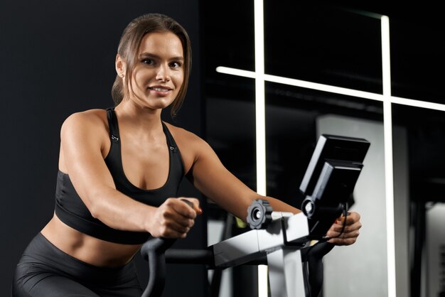 Junge Frau macht Sport im Fitnessstudio