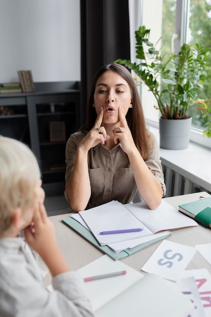 Junge Frau macht Sprachtherapie mit einem kleinen Jungen