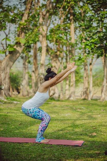 Kostenloses Foto junge frau macht yoga an einem sonnigen tag