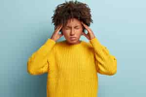 Kostenloses Foto junge frau mit afro-haarschnitt, der pullover trägt