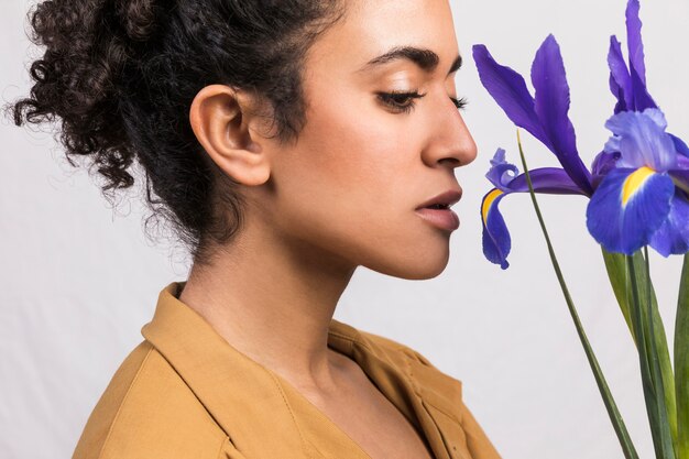 Kostenloses Foto junge frau mit blumenstrauß von blauen irisblumen