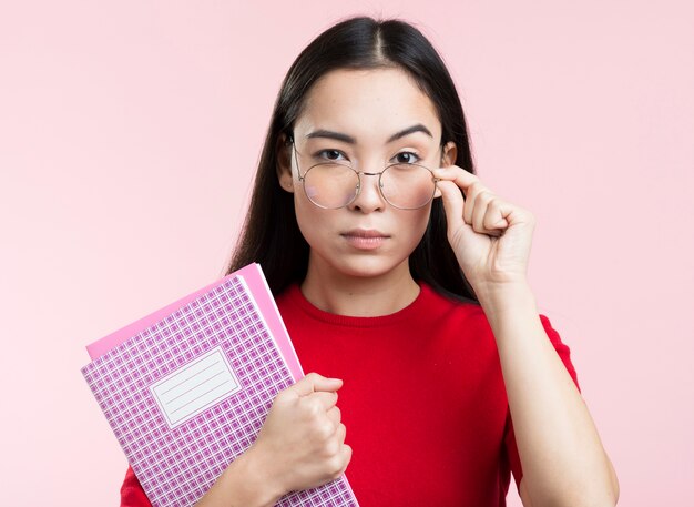 Junge Frau mit Brille und Buch