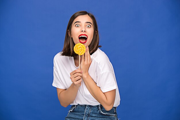 junge Frau mit buntem Lutscher