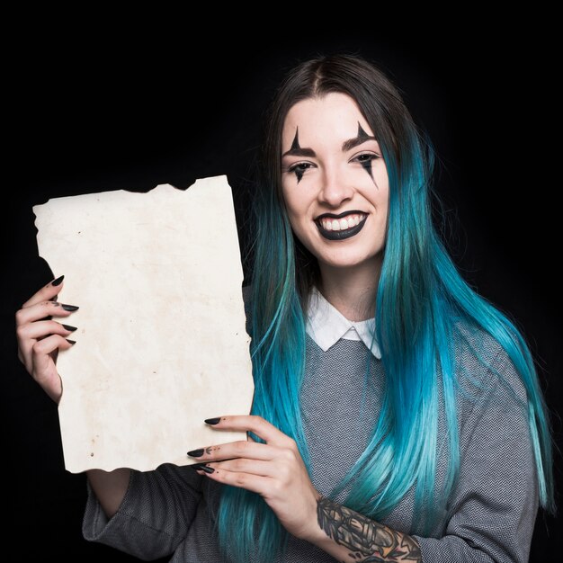 Junge Frau mit dem blauen Haar, das Papier hält