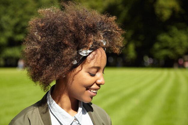 Junge Frau mit dem lockigen Haar, das Bandana trägt