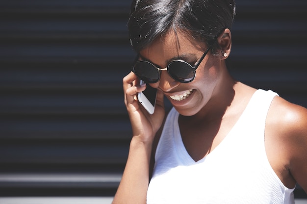 Junge frau mit den kurzen haaren, die am telefon sprechen