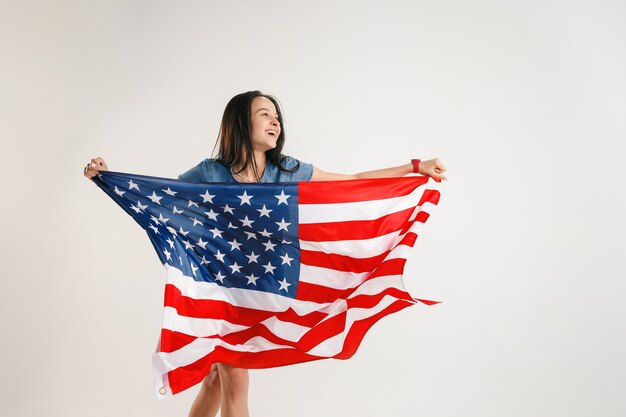 Junge Frau mit der Flagge der Vereinigten Staaten von Amerika