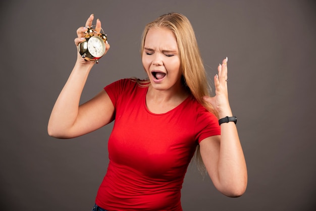 Kostenloses Foto junge frau mit der uhr, die zusammenbruch hat.