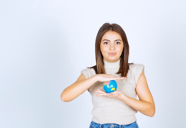 Junge Frau mit einem Erdkugelball