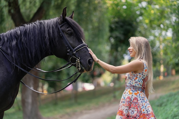 Kostenloses Foto junge frau mit einem pferd