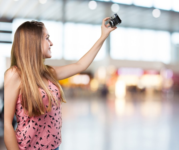 Kostenloses Foto junge frau mit einem selfie auf weißem hintergrund nehmen