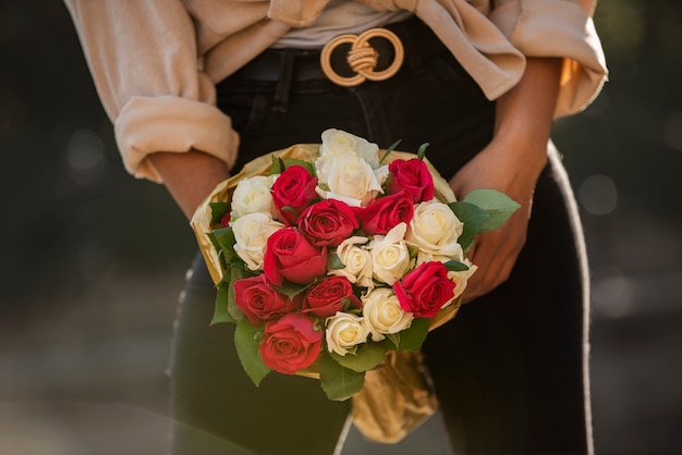 Kostenloses Foto junge frau mit einem strauß rosen von ihrem freund