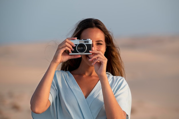 Kostenloses Foto junge frau mit einer kamera im urlaub