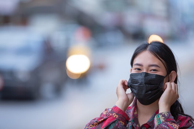 Junge Frau mit einer Maske während der Pandemie