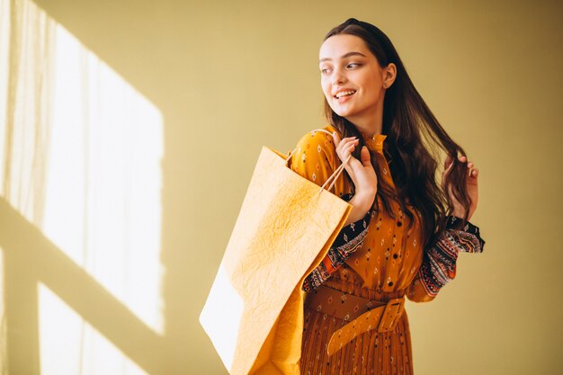 Junge Frau mit Einkaufstüten in einem schönen Kleid