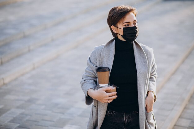 Junge Frau mit Essen zum Mitnehmen in Kisten