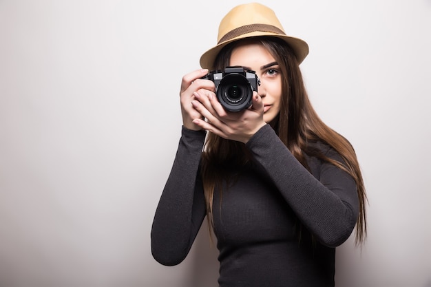 Junge Frau mit Fotokamera. Auf weißem Hintergrund isoliert